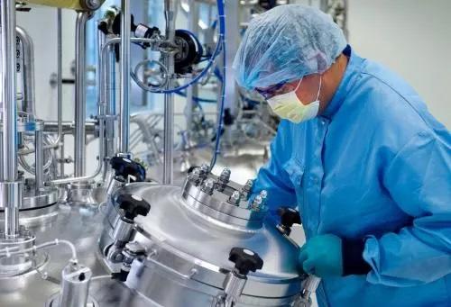operator in clean room